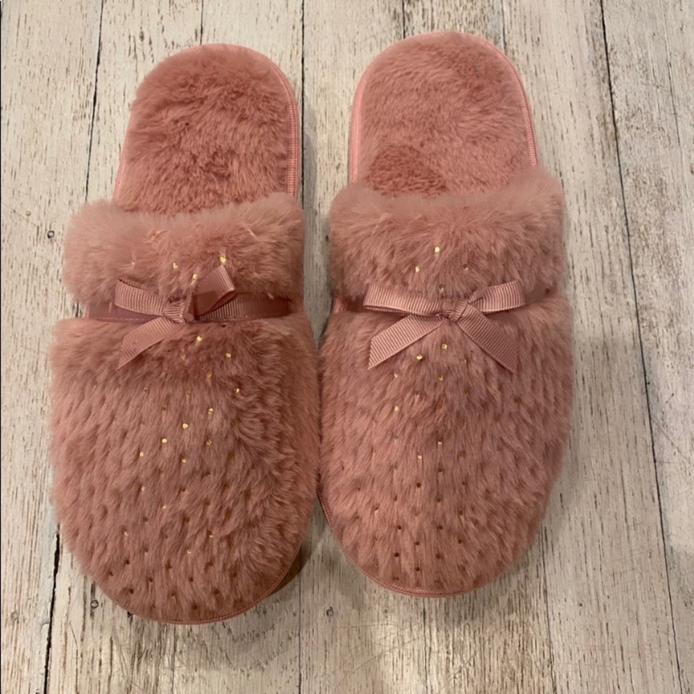 Park Ave couture pink slippers memory foam S/M
Slippers. Fits Sizes 6/8
IN BOX